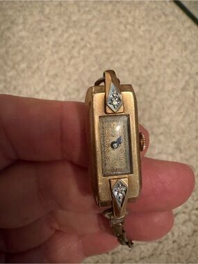 Vintage Bulova Women's Wristwatch with Diamond Accents - case no. 6014773